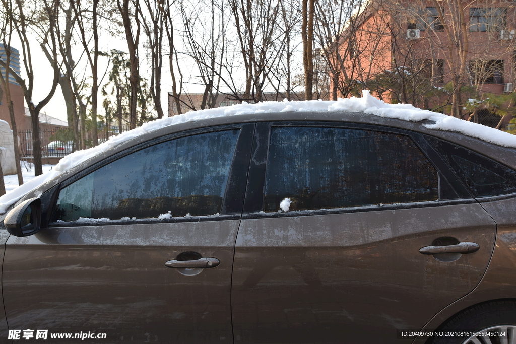 寒冷冬季结冰渣的汽车车窗