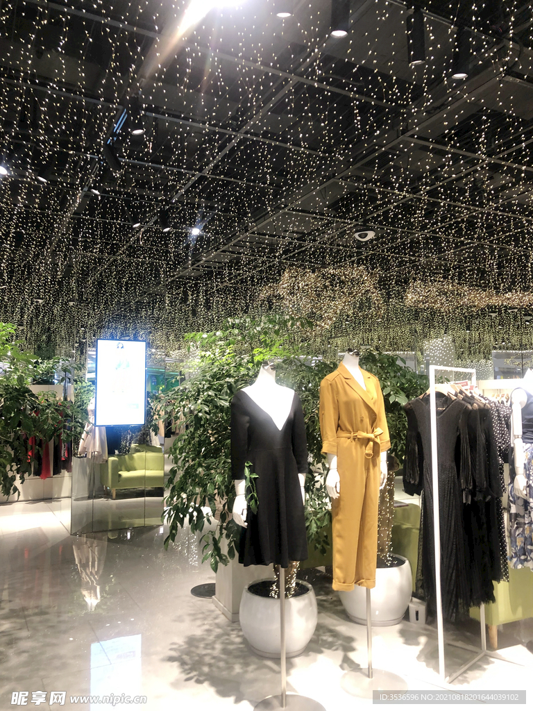 服装店实景展示 