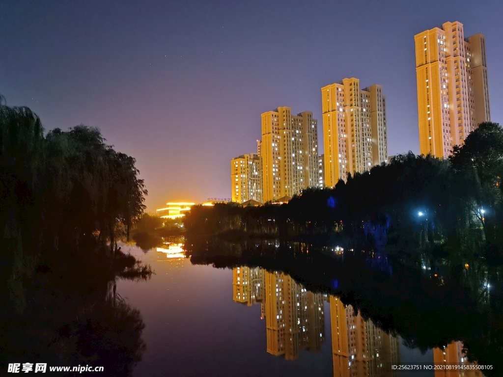 湖边高楼夜景