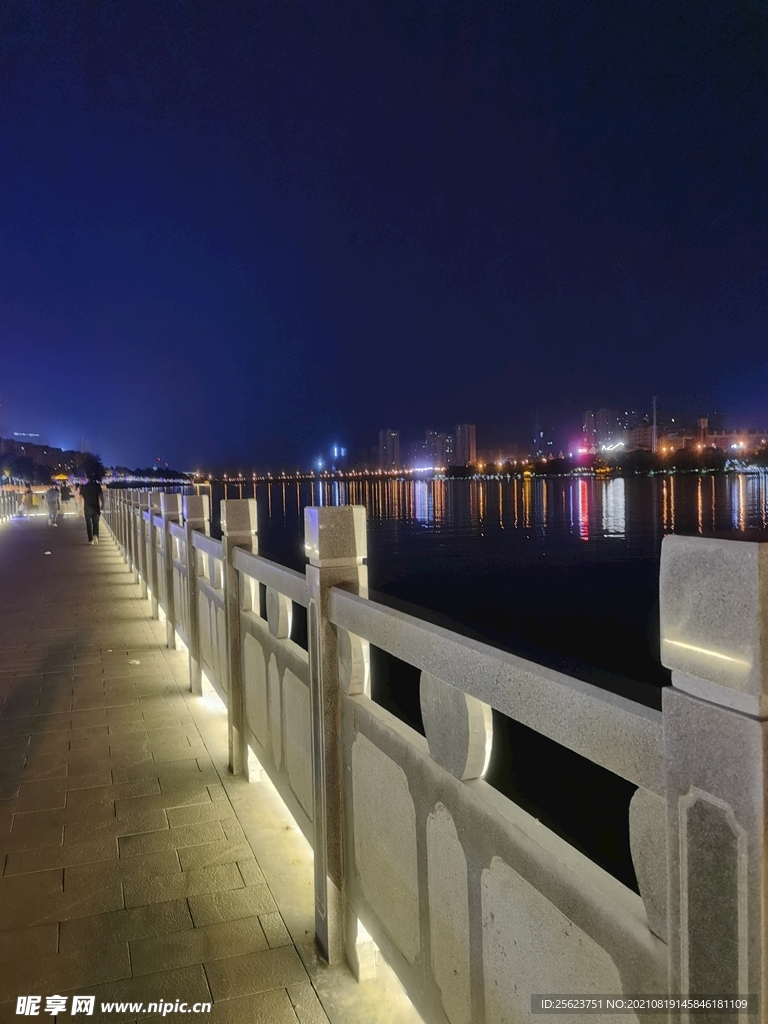 湖边护栏夜景