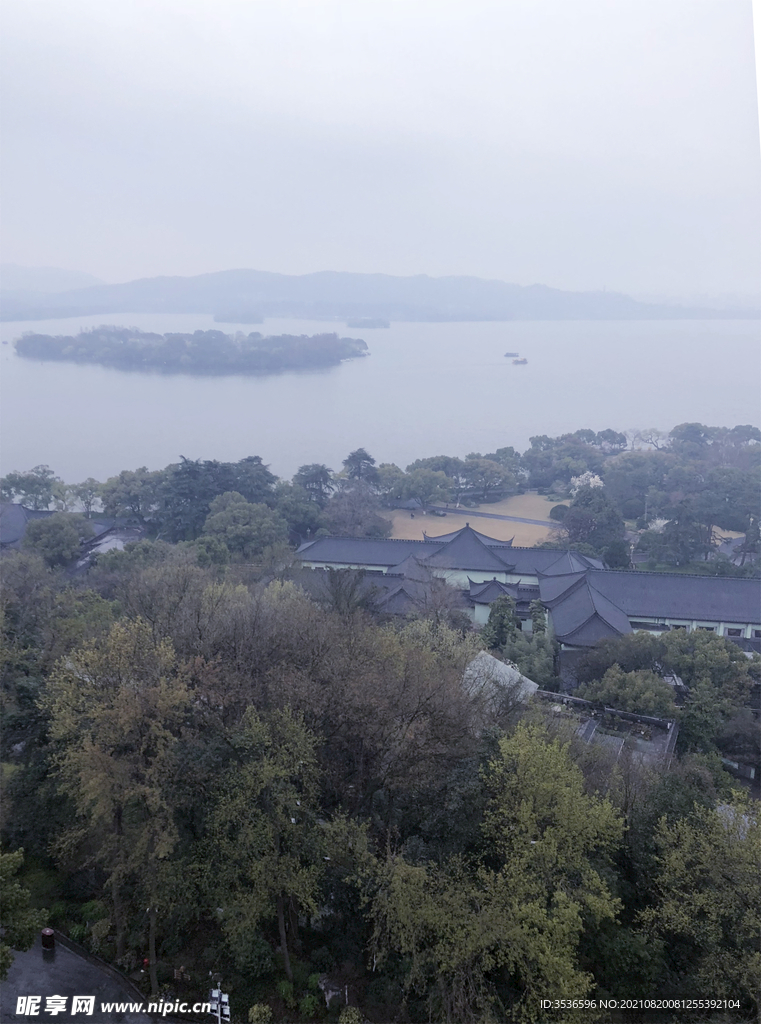 西湖烟雨风景