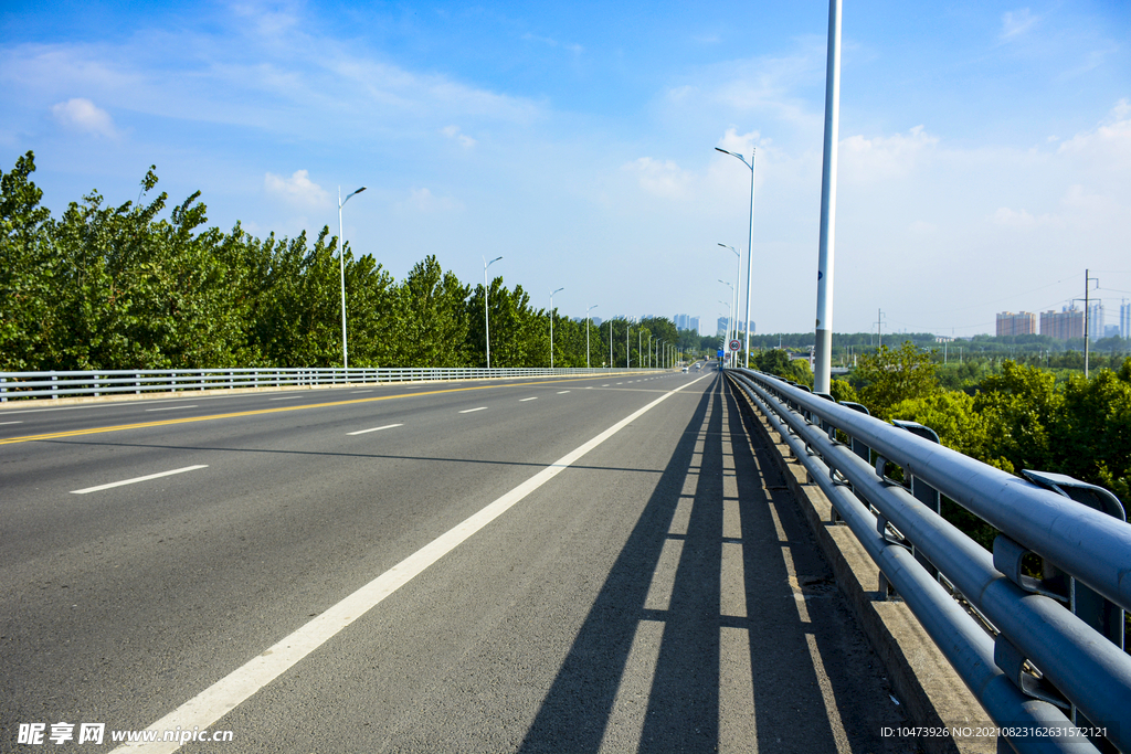 笔直的城乡公路