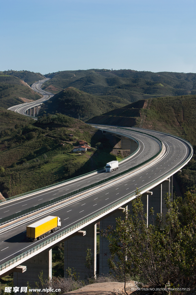 山岭上的高架公路