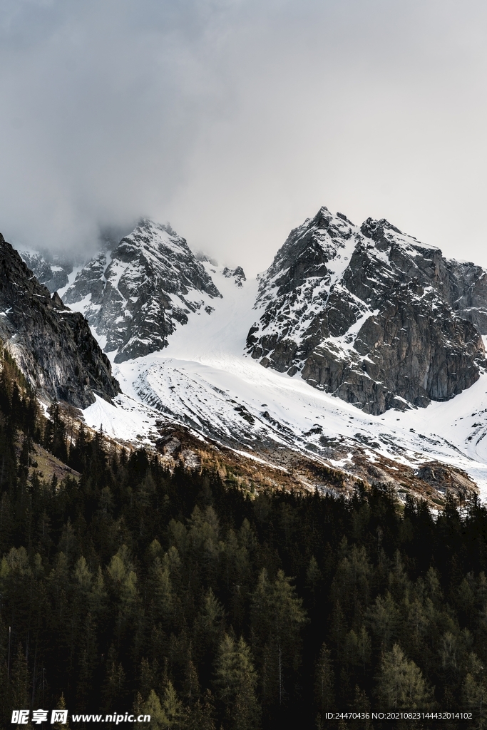 雪山山岭 