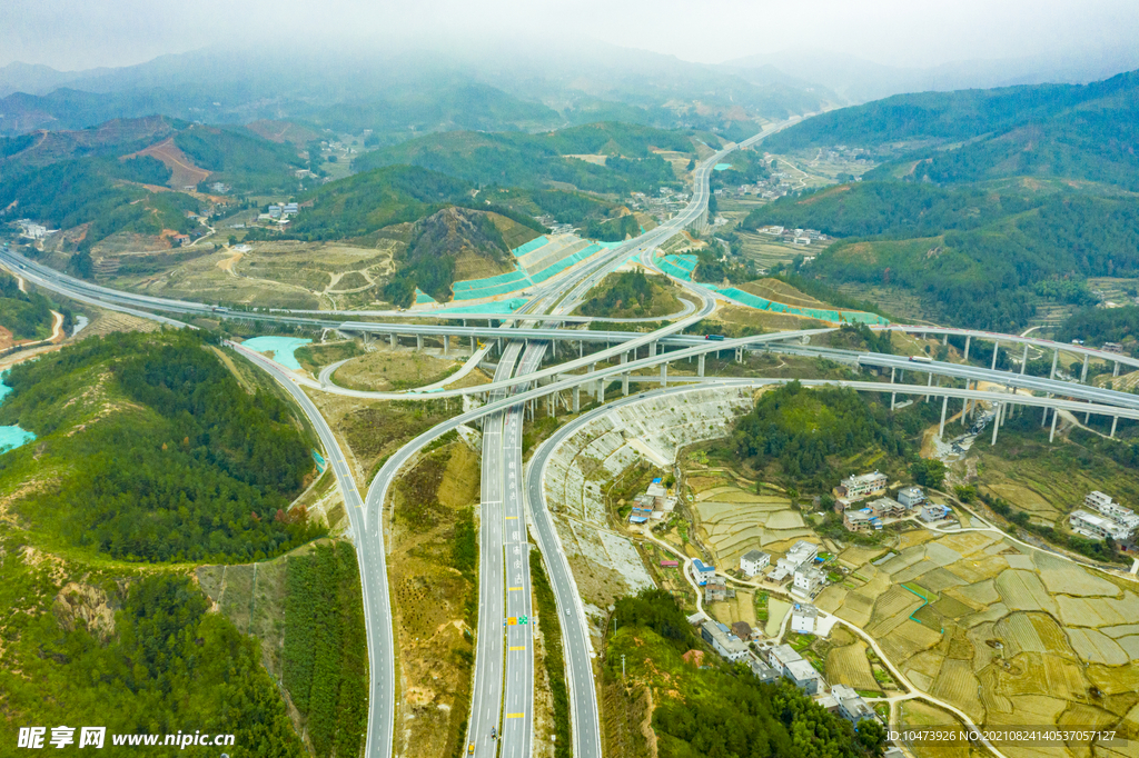 高速公路交叉口风景图片