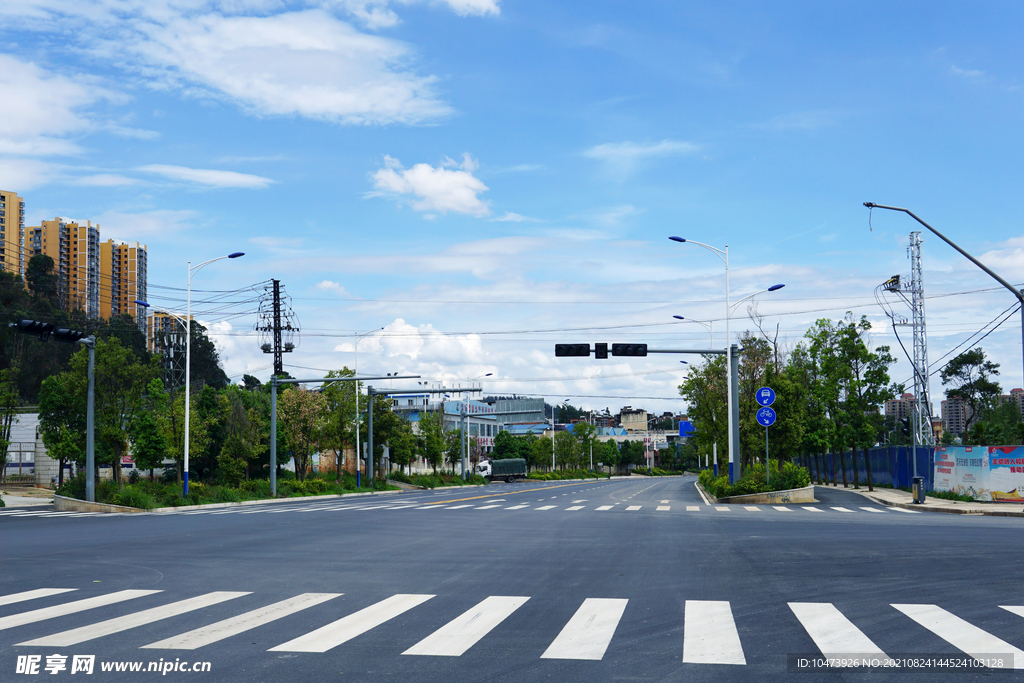 市区公路斑马线图片