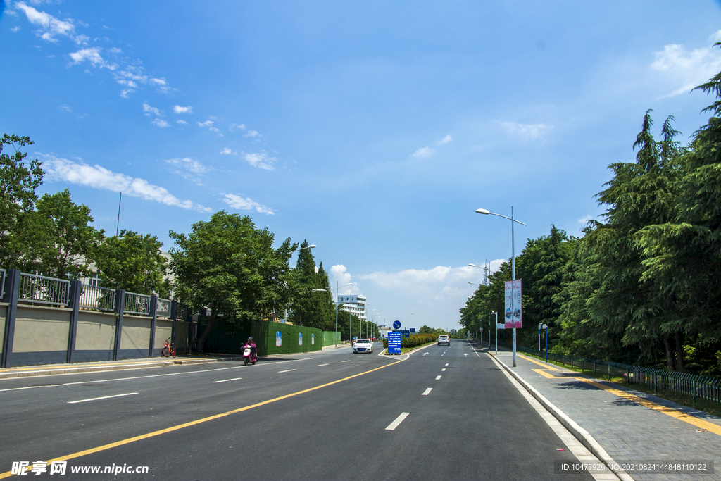 宽阔的城际公路