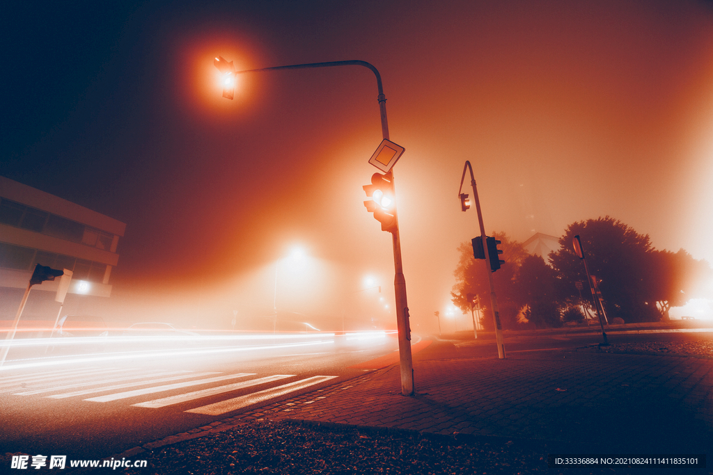 迷雾中的汽车灯和十字路口交通灯