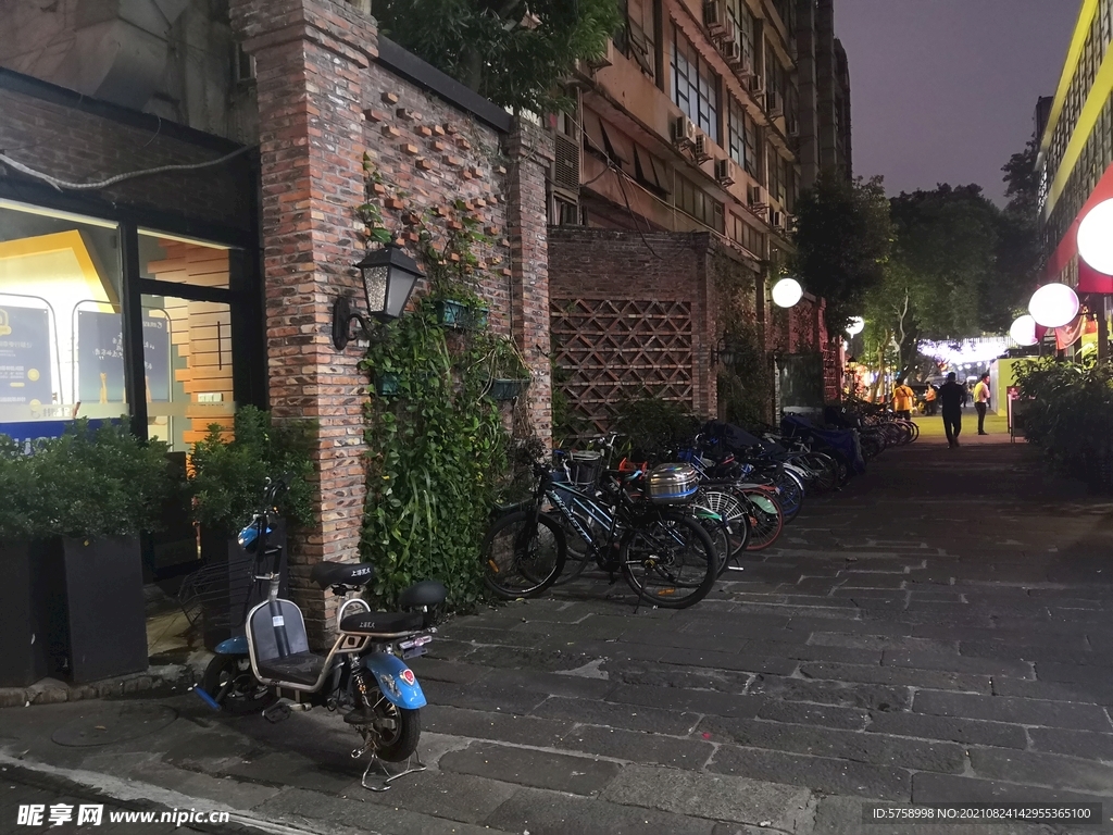 仿古风情街道