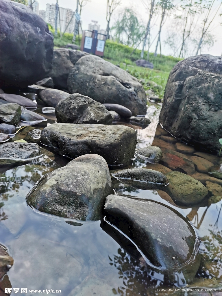 清澈小溪里的石头