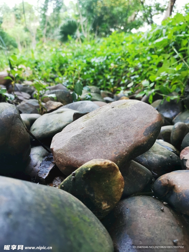 小溪中的鹅卵石