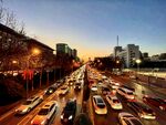 夜色下的拥堵的城市道路