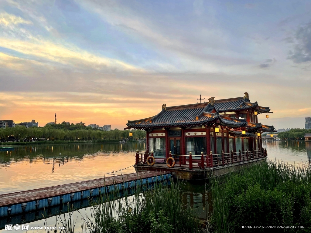 日暮下的河道风景