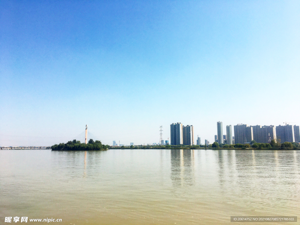 宽阔的河道风景