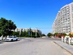 蓝天下的城市道路风景