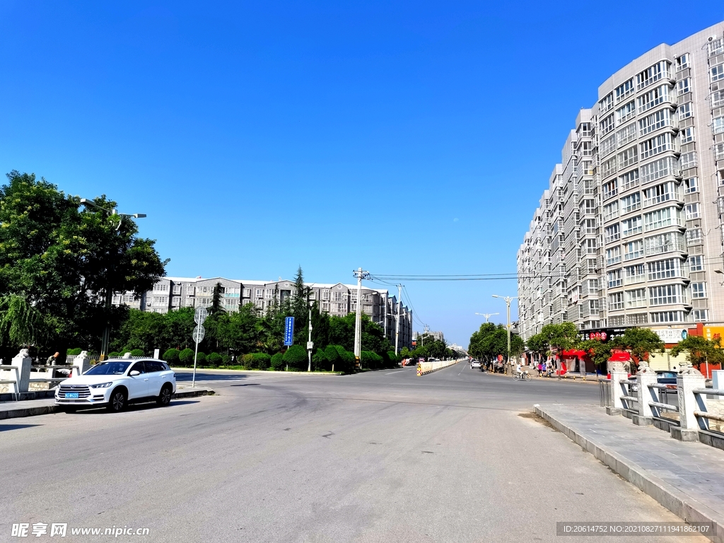 蓝天下的城市道路风景