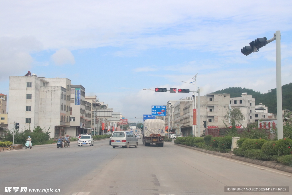 郊区道路两旁房子