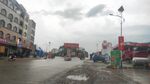 郊区道路两旁房子