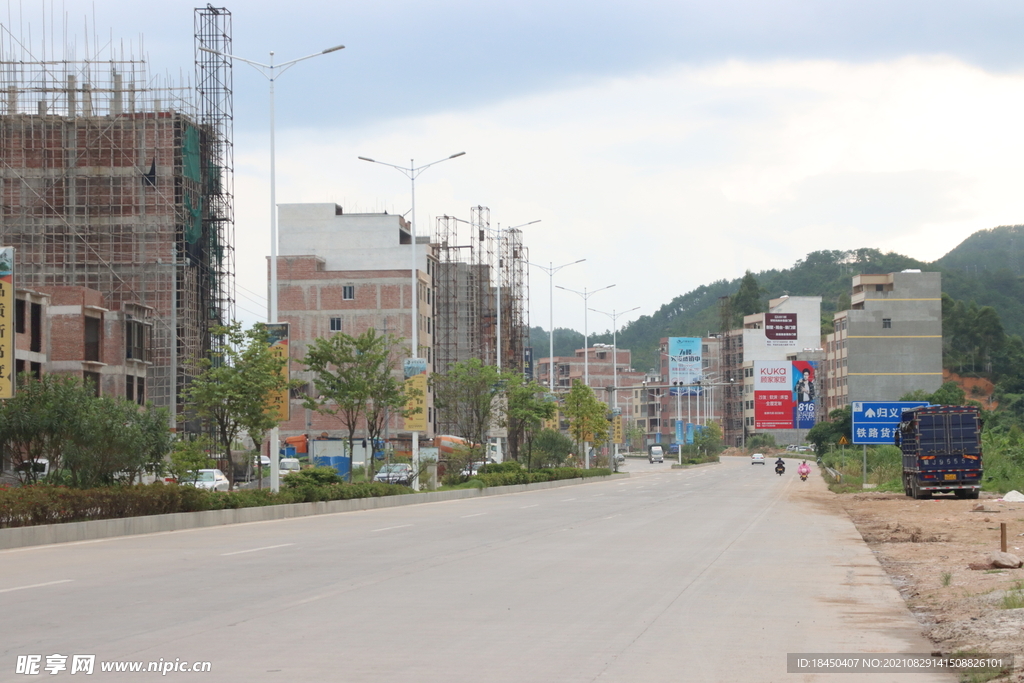 郊区道路两旁房子