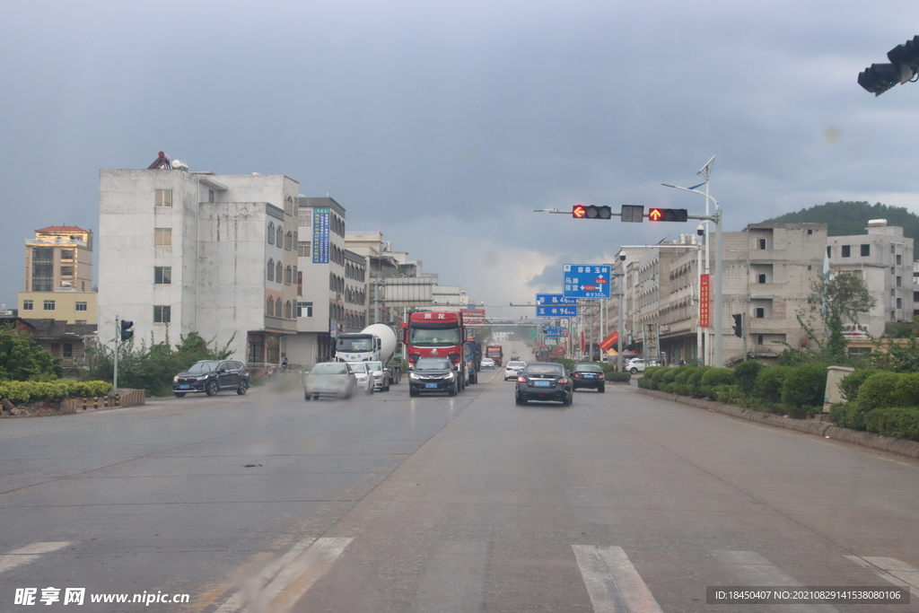 郊区道路两旁房子