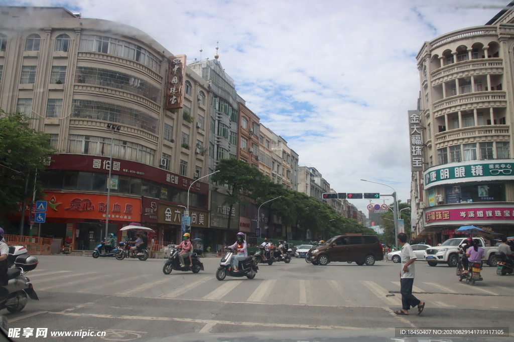 郊区道路两旁房子