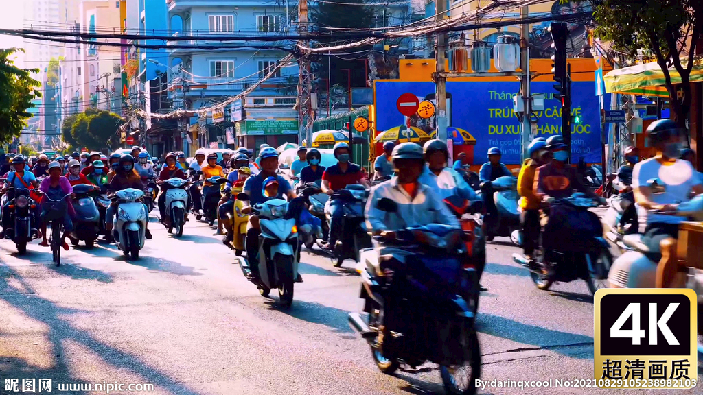 骑摩托车回家的人群