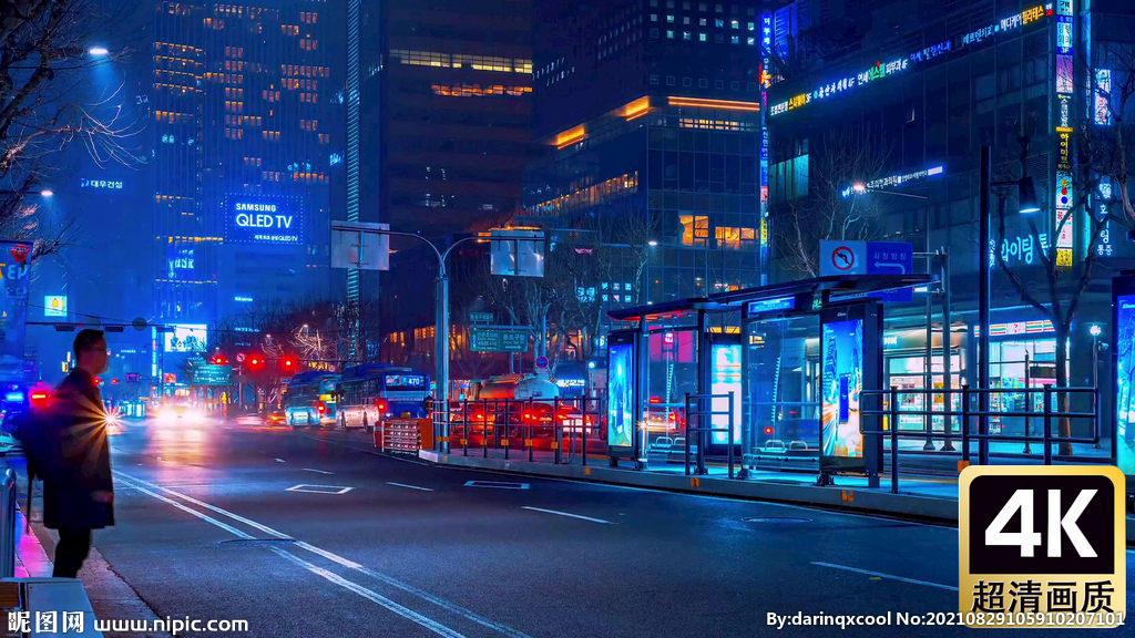 夜晚川流不息的街道