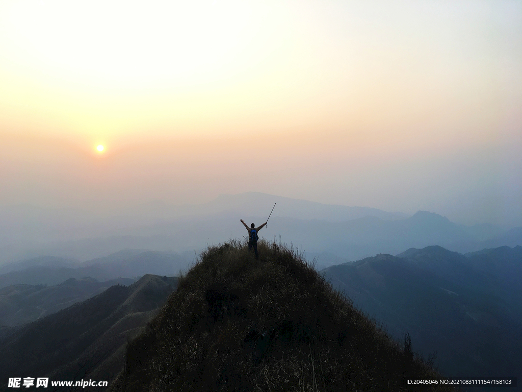 欢呼登高山顶