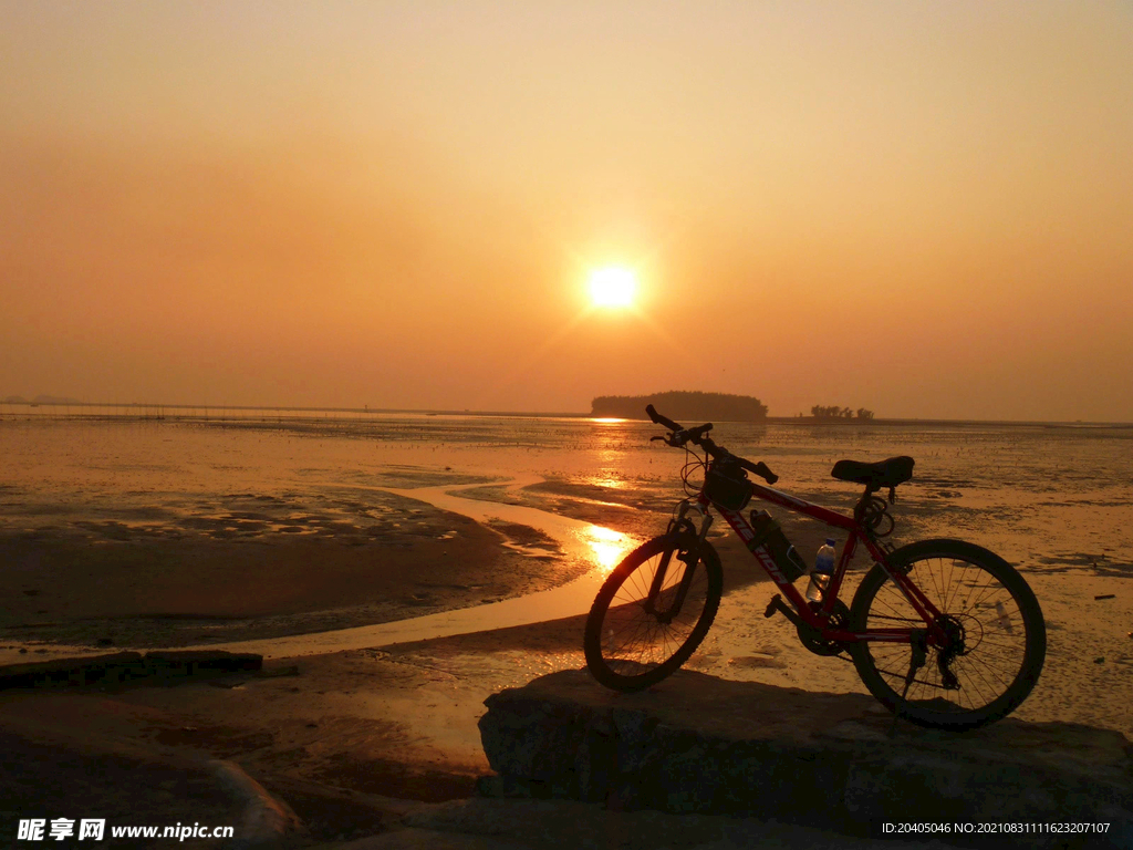 夕阳下河流边自行车