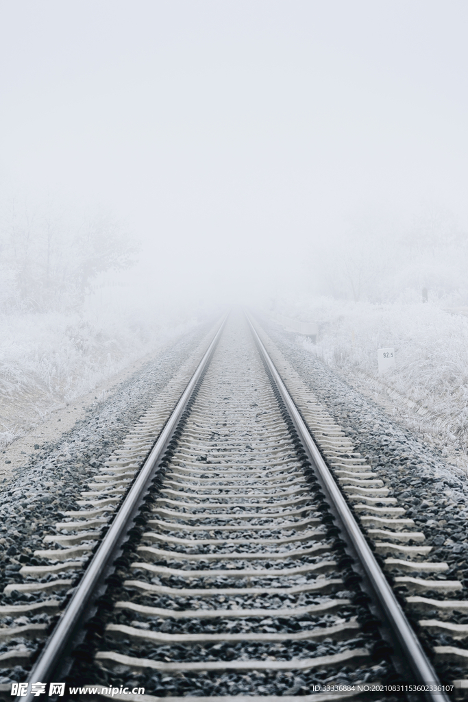 冰雾中的火车轨道
