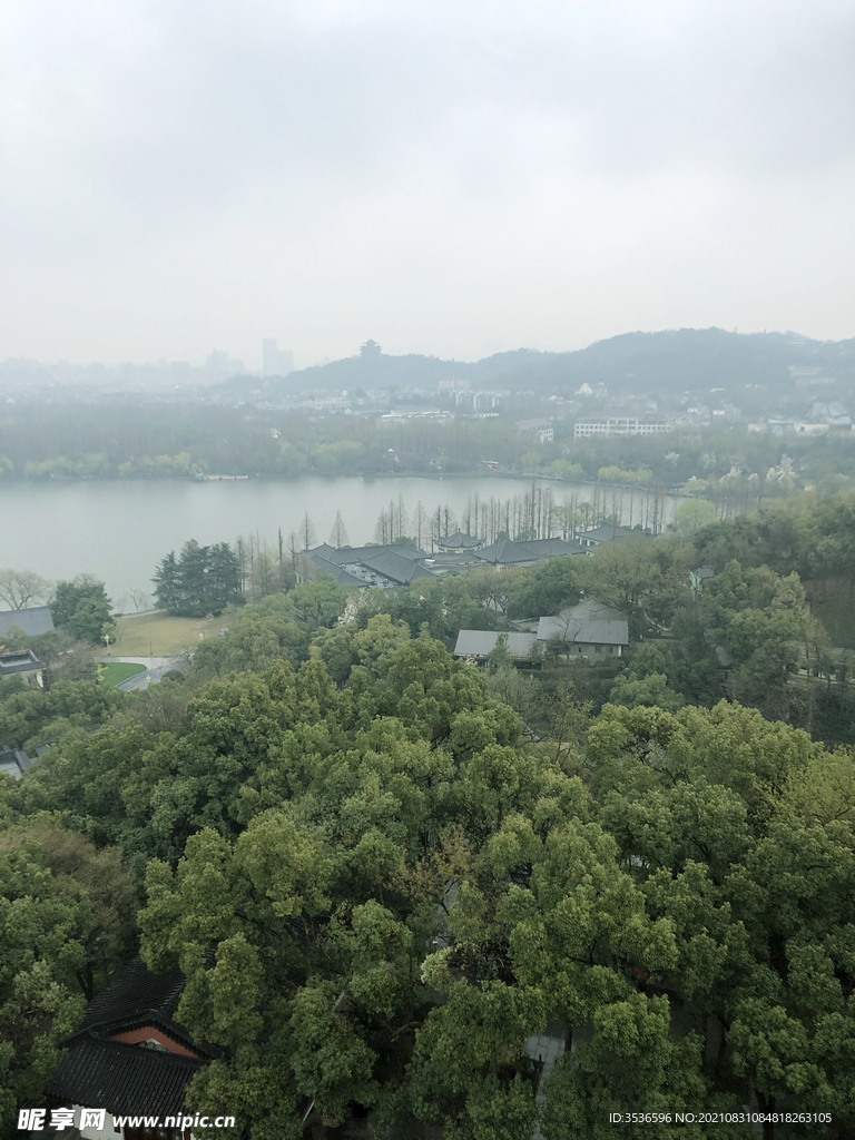 雷峰塔上观西湖美景