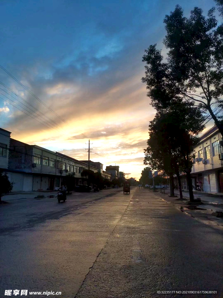 夕阳中的小镇 