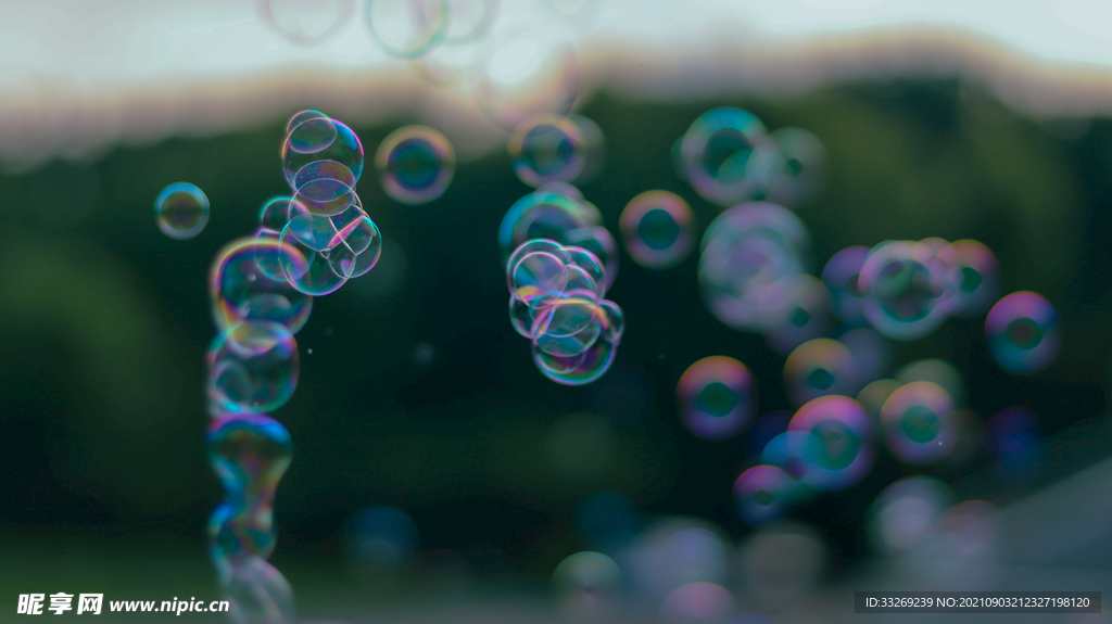 空气中的彩色泡泡