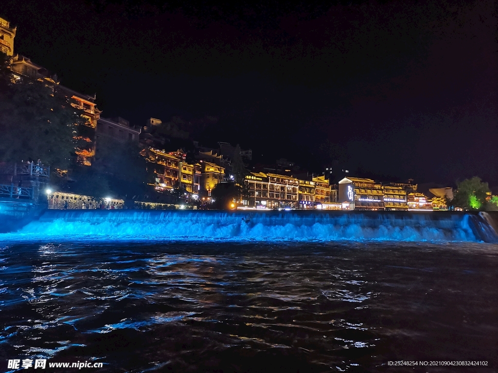 凤凰古城沱江夜景图片