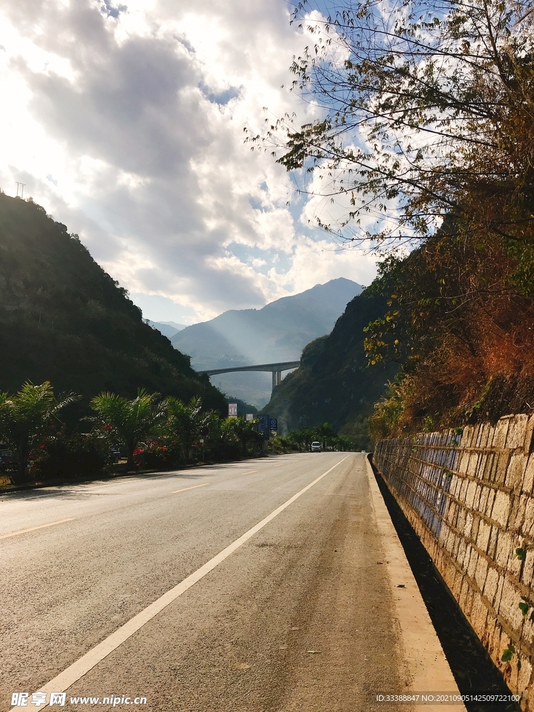 蓝天白云大山公路景观