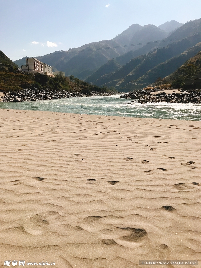 涓涓溪流沙滩自然景观