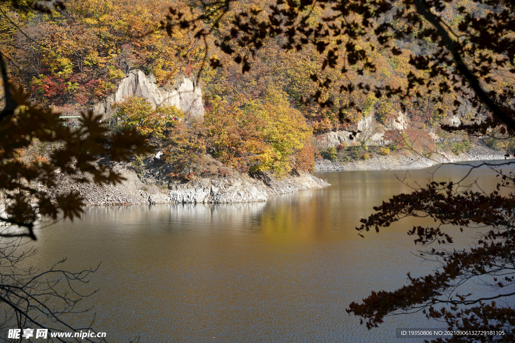 本溪关山湖秋天山里的景色