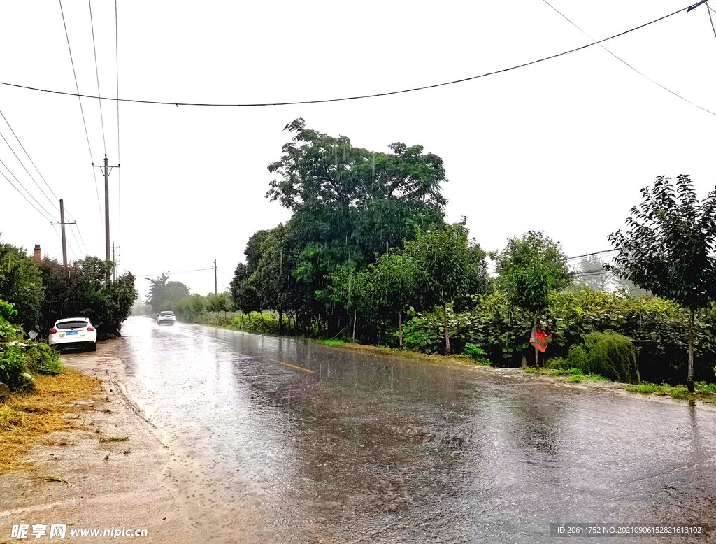 雨天的乡村道路风景