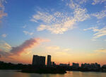 城市的晚霞天空
