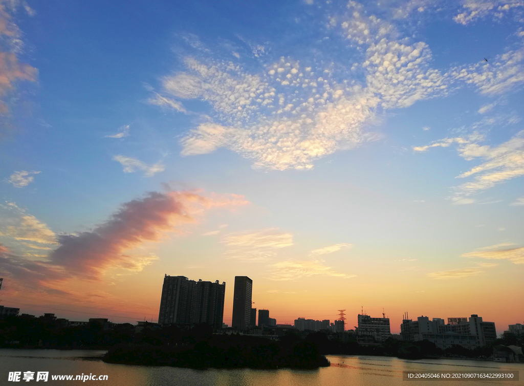 城市的晚霞天空