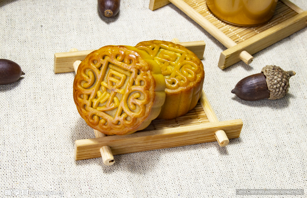 中秋节的豆沙月饼摄影图