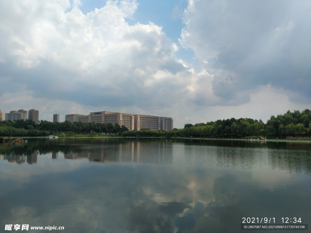 天空 楼 树 倒影 蓝天 白云