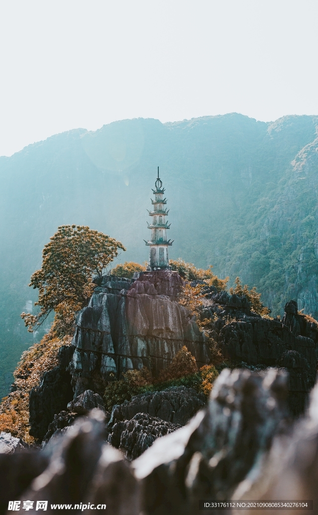 石头山上的高塔