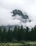 烟雾中的山峰