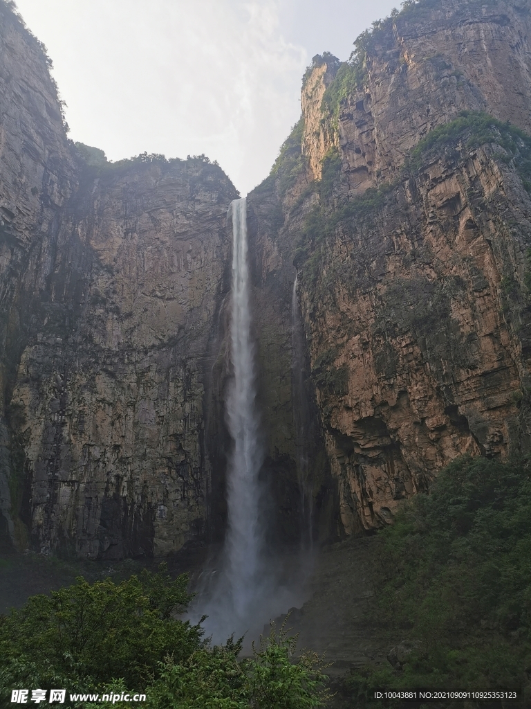 瀑布 高山 峡谷 峭壁 悬崖