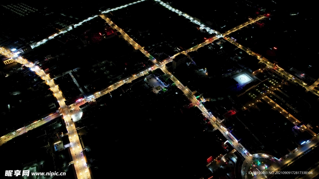 城镇道路夜景鸟瞰-田字格