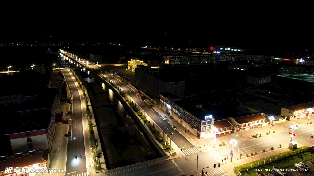 城镇道路夜景鸟瞰-几字