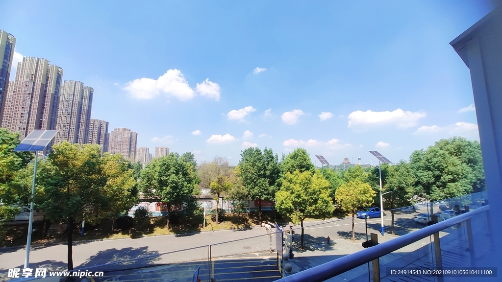 高铁南站广场北侧平台拍摄蓝天白