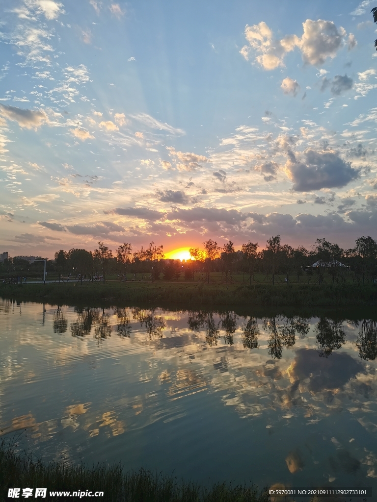 湖畔夕阳