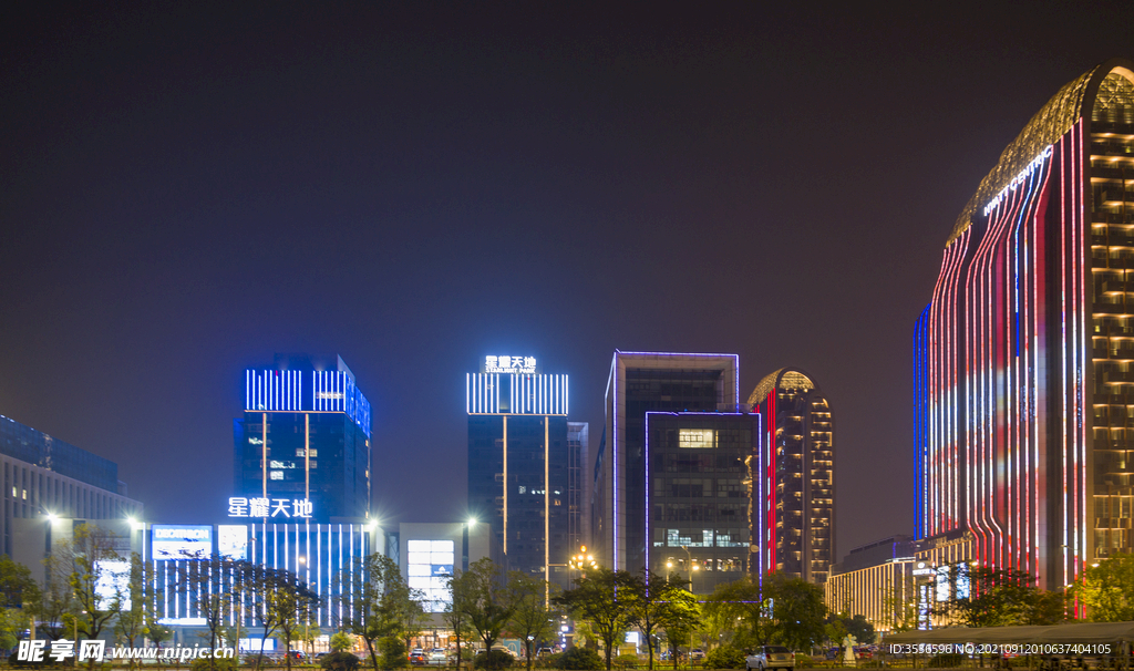 繁华城市高楼夜景霓虹